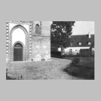 001-0214 Hauptportal im Turm, rechts 2. Pfarrhaus.jpg